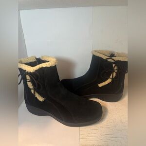 Clarks Bendables Black Suede Boots Women Shearling Trim 8 W